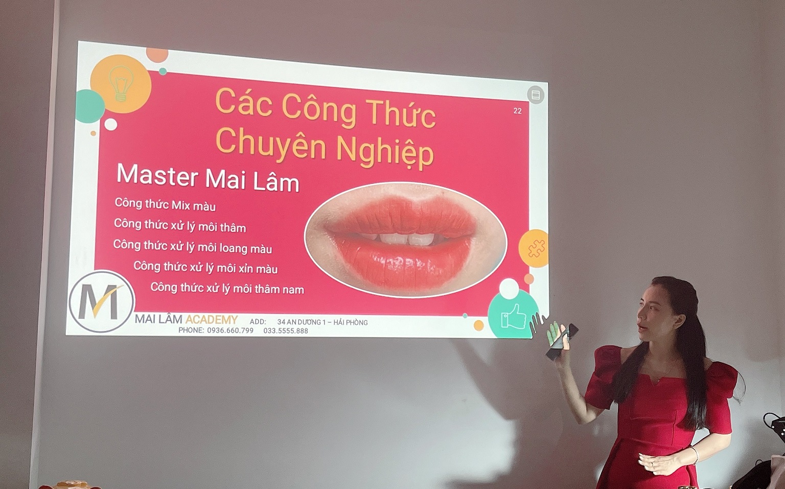 Hình ảnh Master Mai Lâm đào tạo lý thuyết lớp học nâng cao phun môi Pha Lê